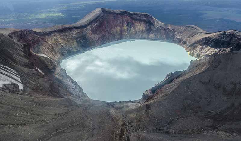 43 - Rusia - Kamchatka - volcan Semyachik 1520 m. - lago acido - imagen aerea